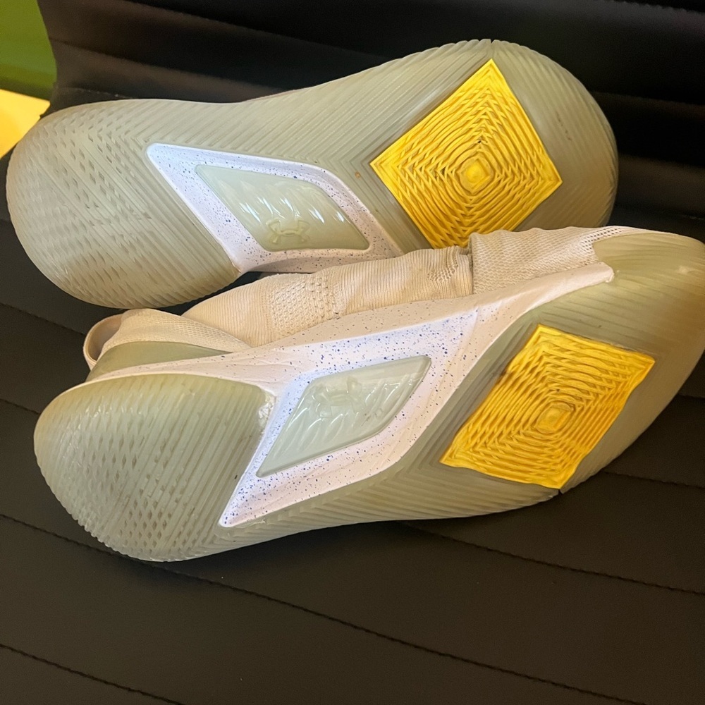 Under Armour White Sneakers with Classic Design and Comfort - Picture 4 of 6